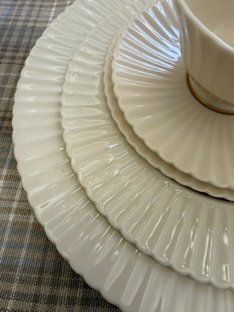Lenox CRETAN (Gold Key design) 5 piece place setting- mint + flawless