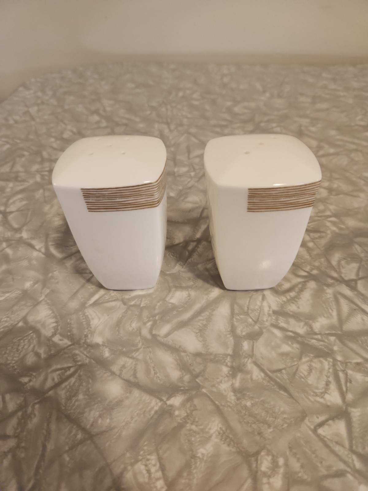 Mikasa Modern Art AN002 Salt and Pepper Shakers for Dish set. Kitchen, dining.