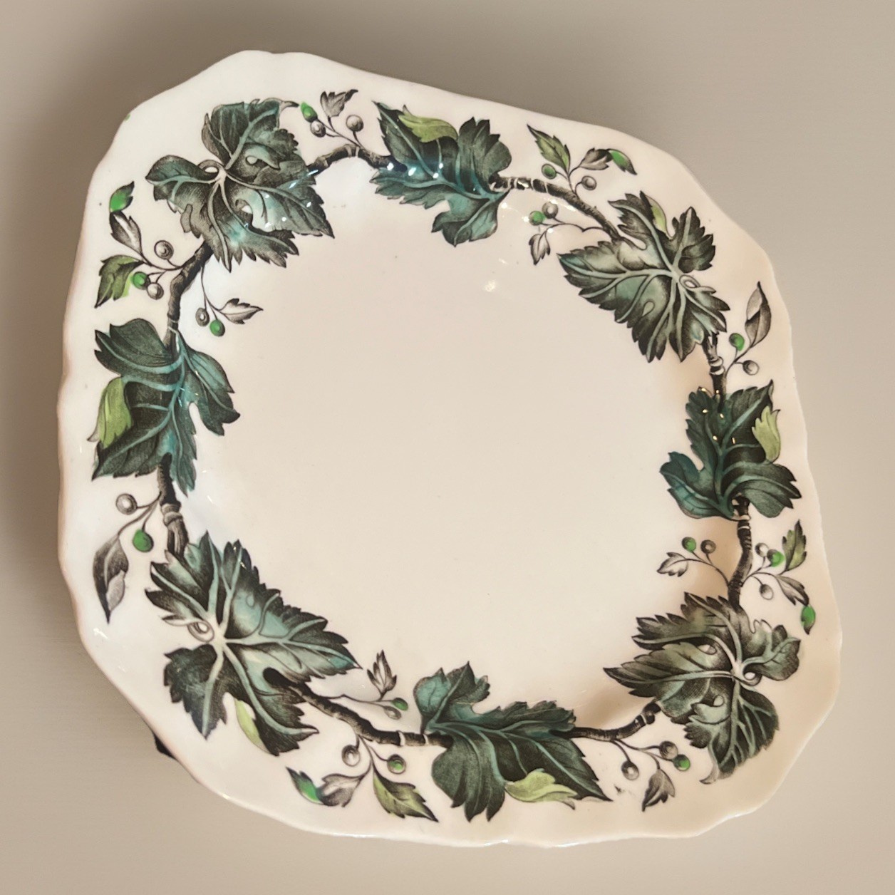 Vintage Johnson Brothers England Cream & Green Ivy & Berries Square 7-3/4” Plate