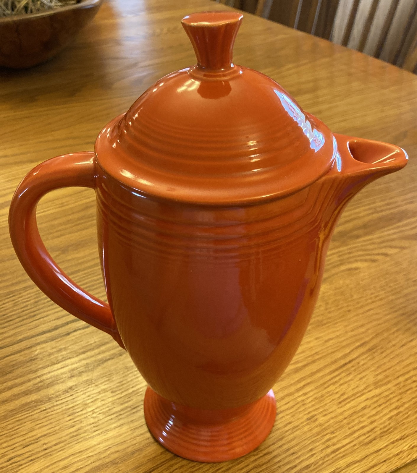 Vintage Fiesta coffee pot with lid in “radioactive” red (exc.) (1936-1959)