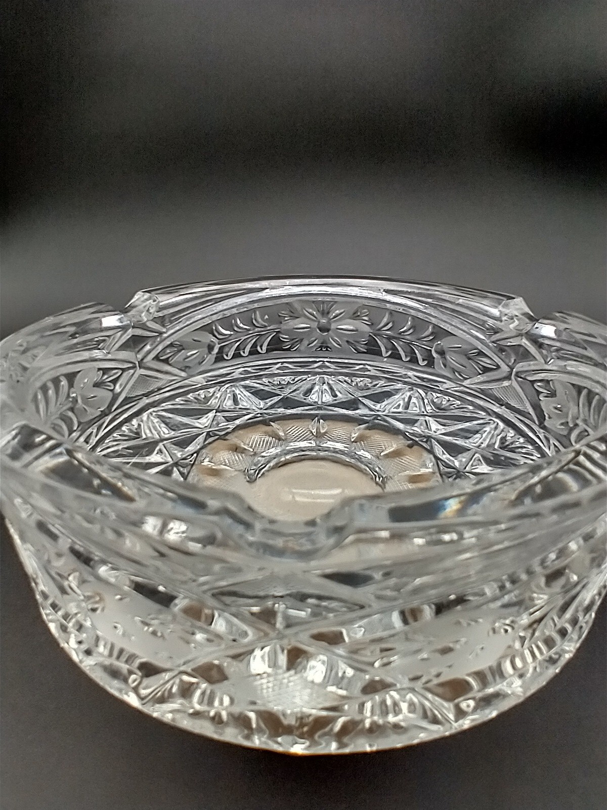 VINTAGE CUT AND ETCHED HEAVY CRYSTAL ASHTRAY Candy Bowl 4 1/2″ Round 1.2 Lb