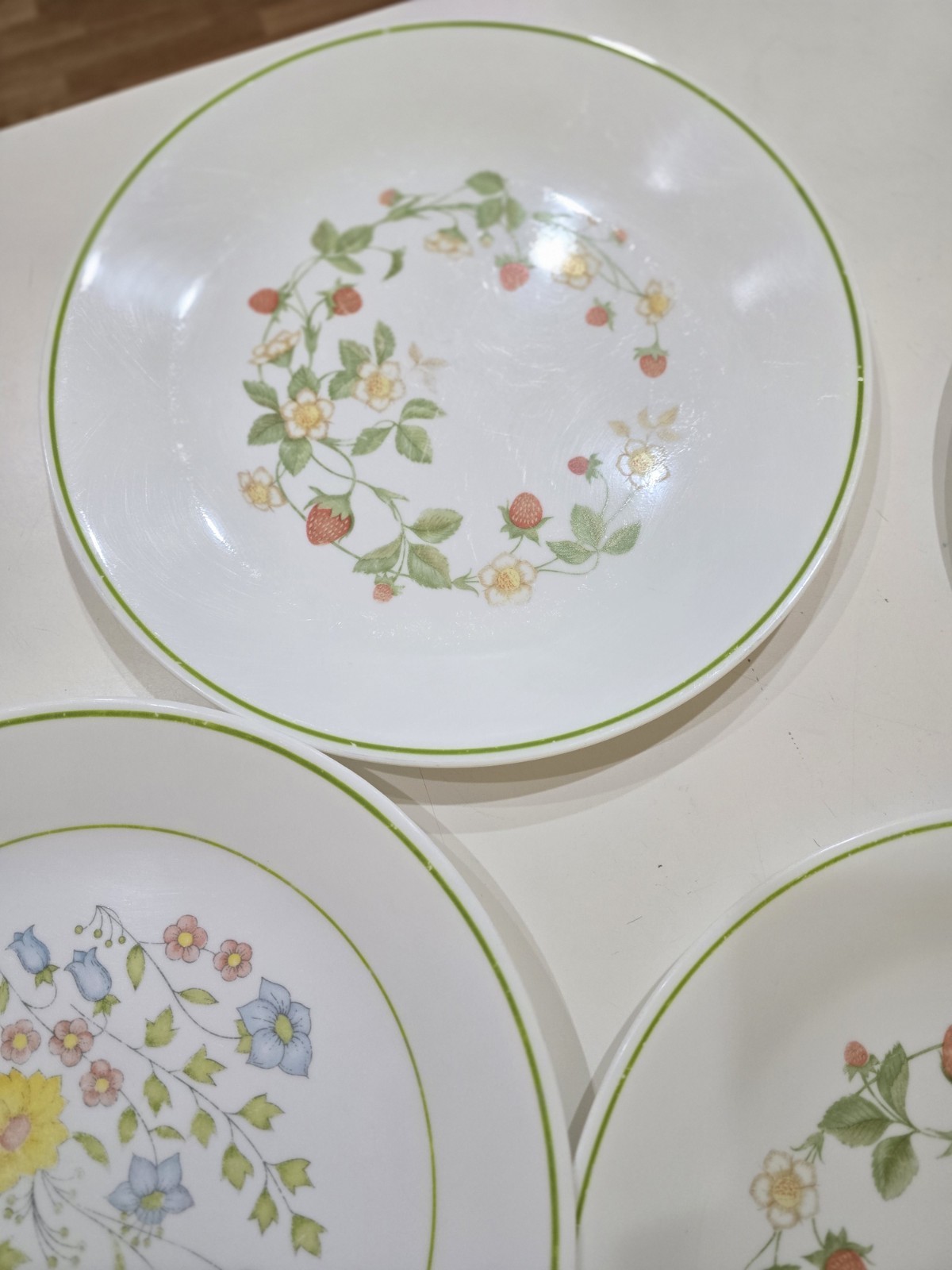 7 Corelle by Corning Strawberry Sunday, 5 10 1/4″ Dinner 2 8 1/4″ Plates VTG