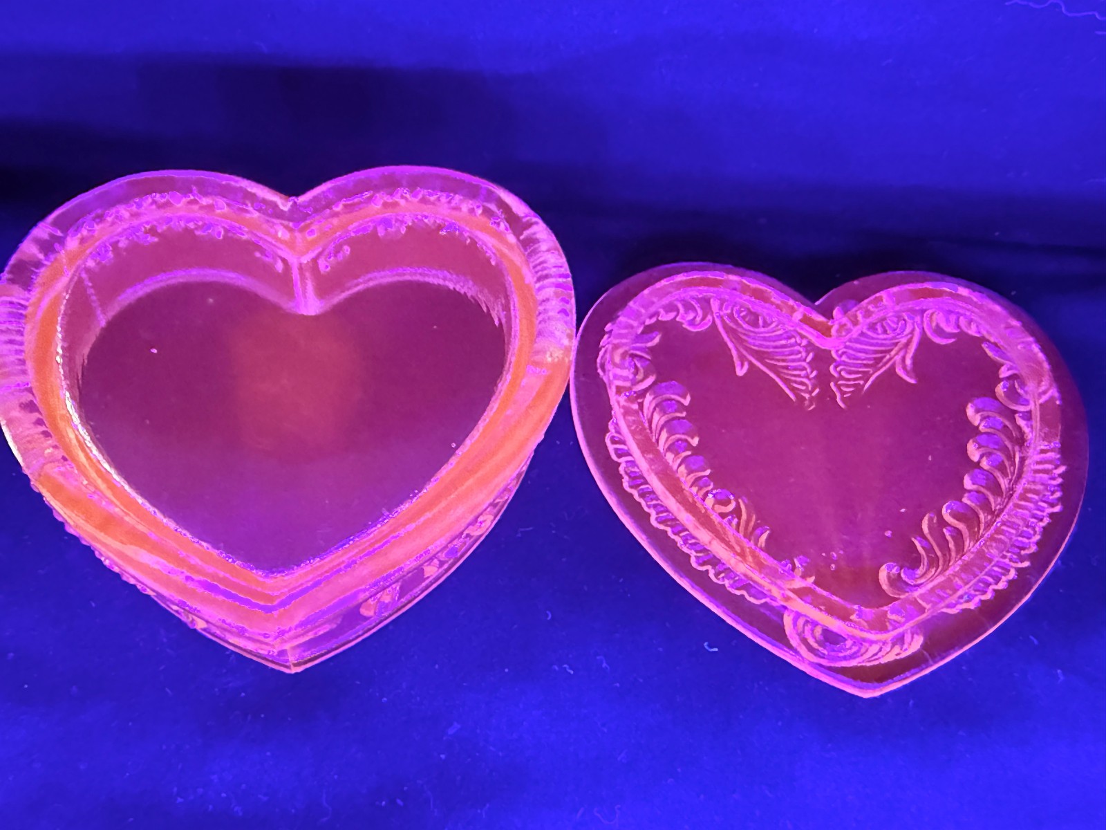 Green Vaseline Uranium art glass Heart Powder makeup box candy dish jewelry glow