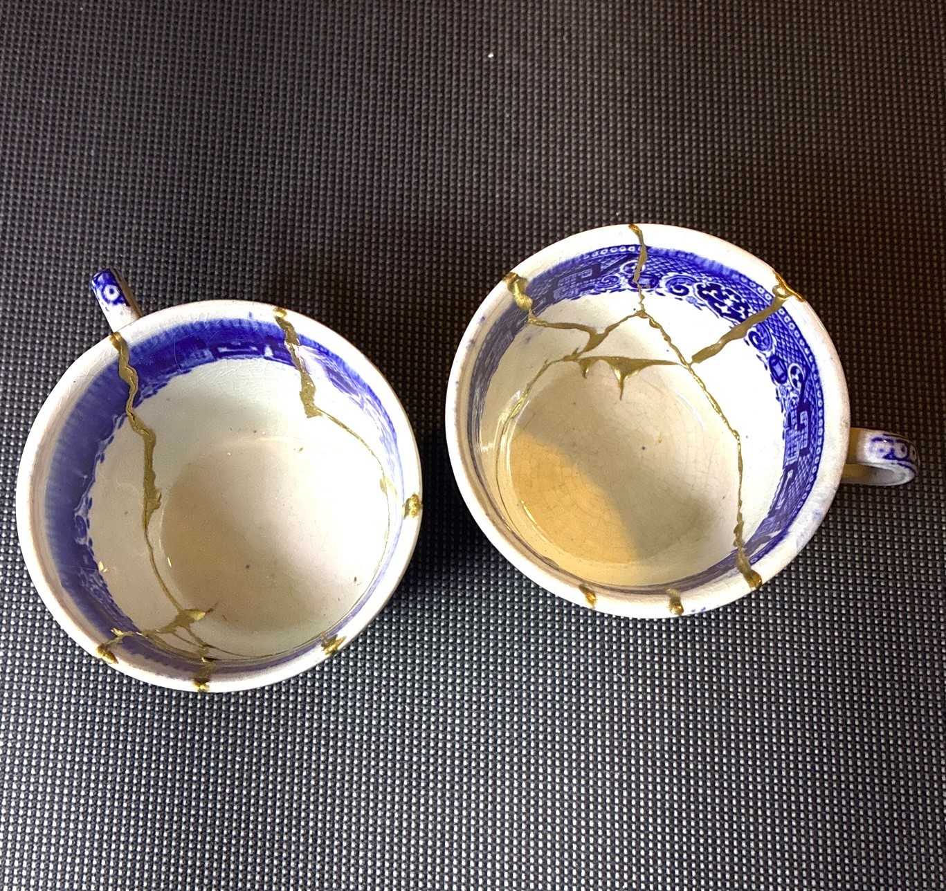 KINTSUGI WABI JAPANESE BLUE WILLOW ANTIQUE PORCELAIN 1910 SET OF 2 CUP HAND MADE