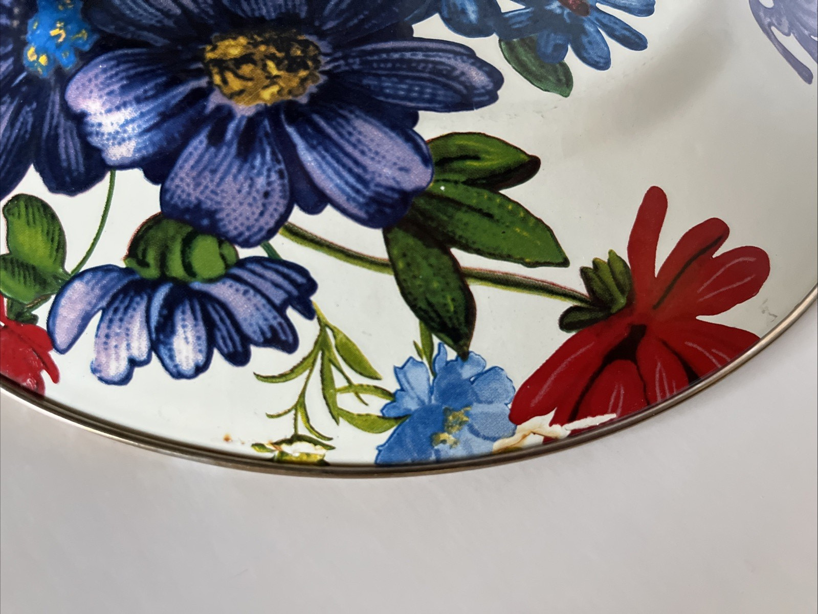 Lot Mackenzie Childs 10.25″ white flower market enamel dinner plates