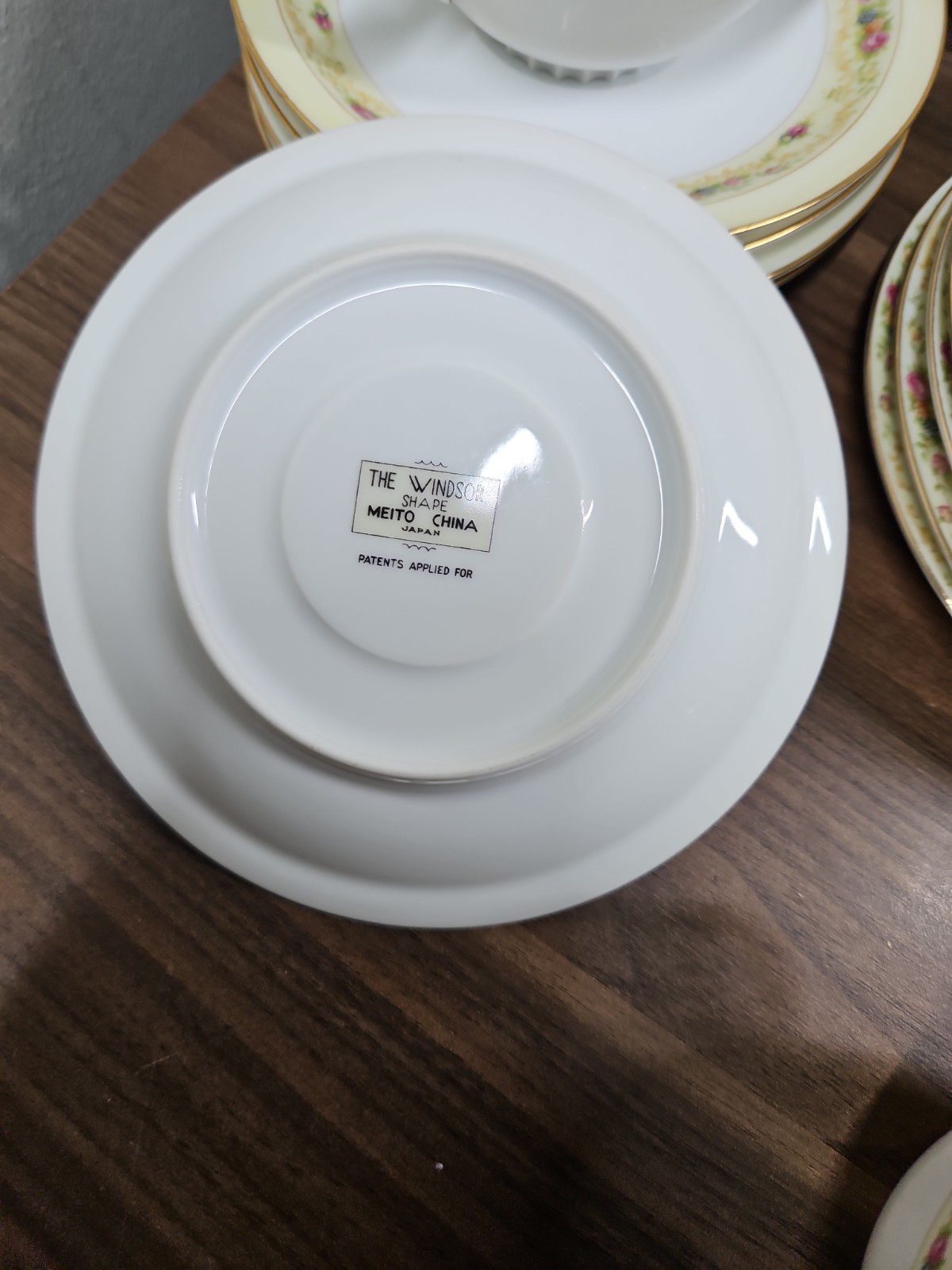 MEITO CHINA THE WINDSOR SHAPE JAPAN 22K GOLD (32 Piece Set)