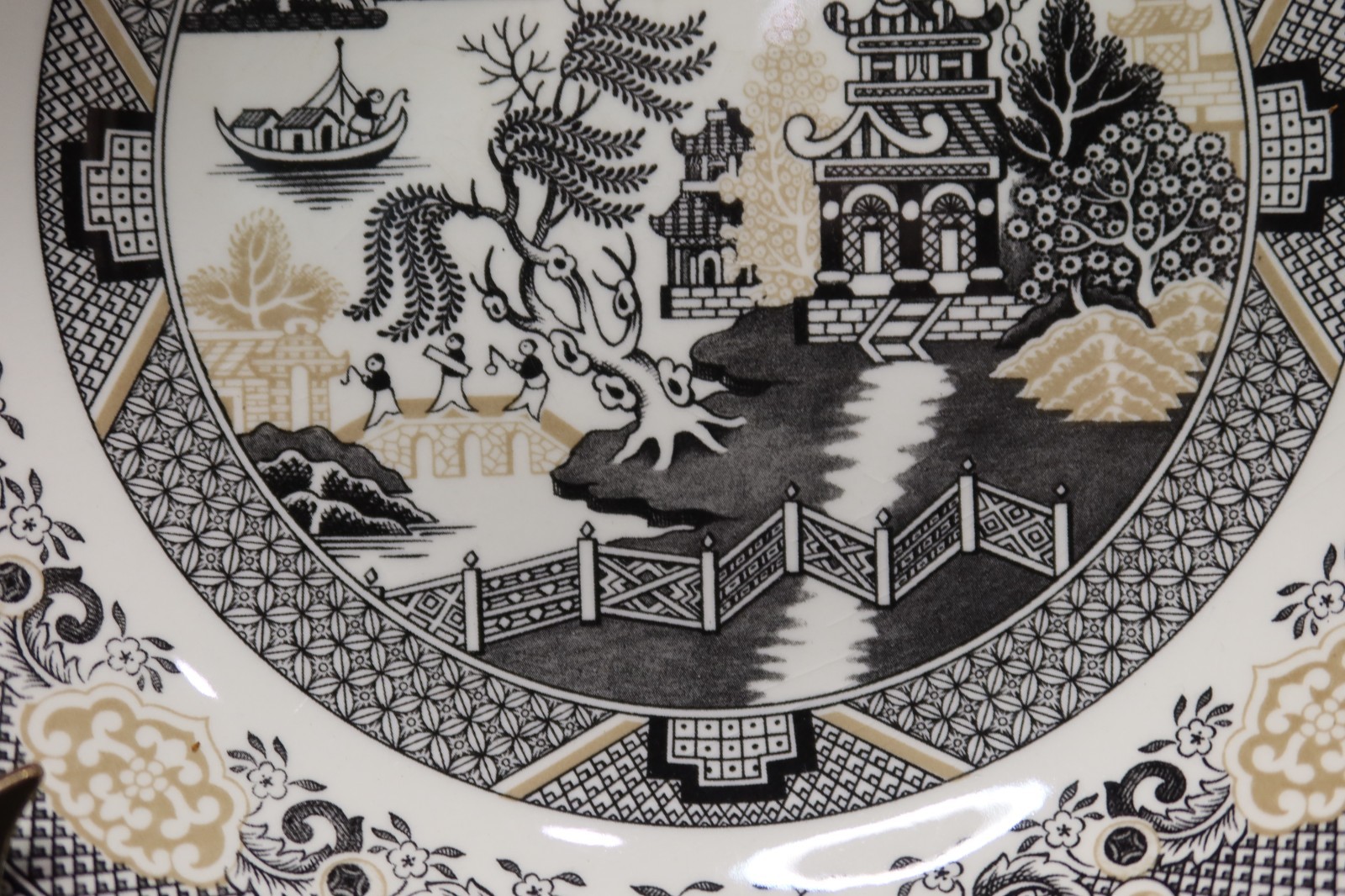 ROYAL STAFFORD WILLOW BLACK & GOLD WILLOW SCENE 4 PASTA SOUP BOWLS 8 3/4″ WIDE