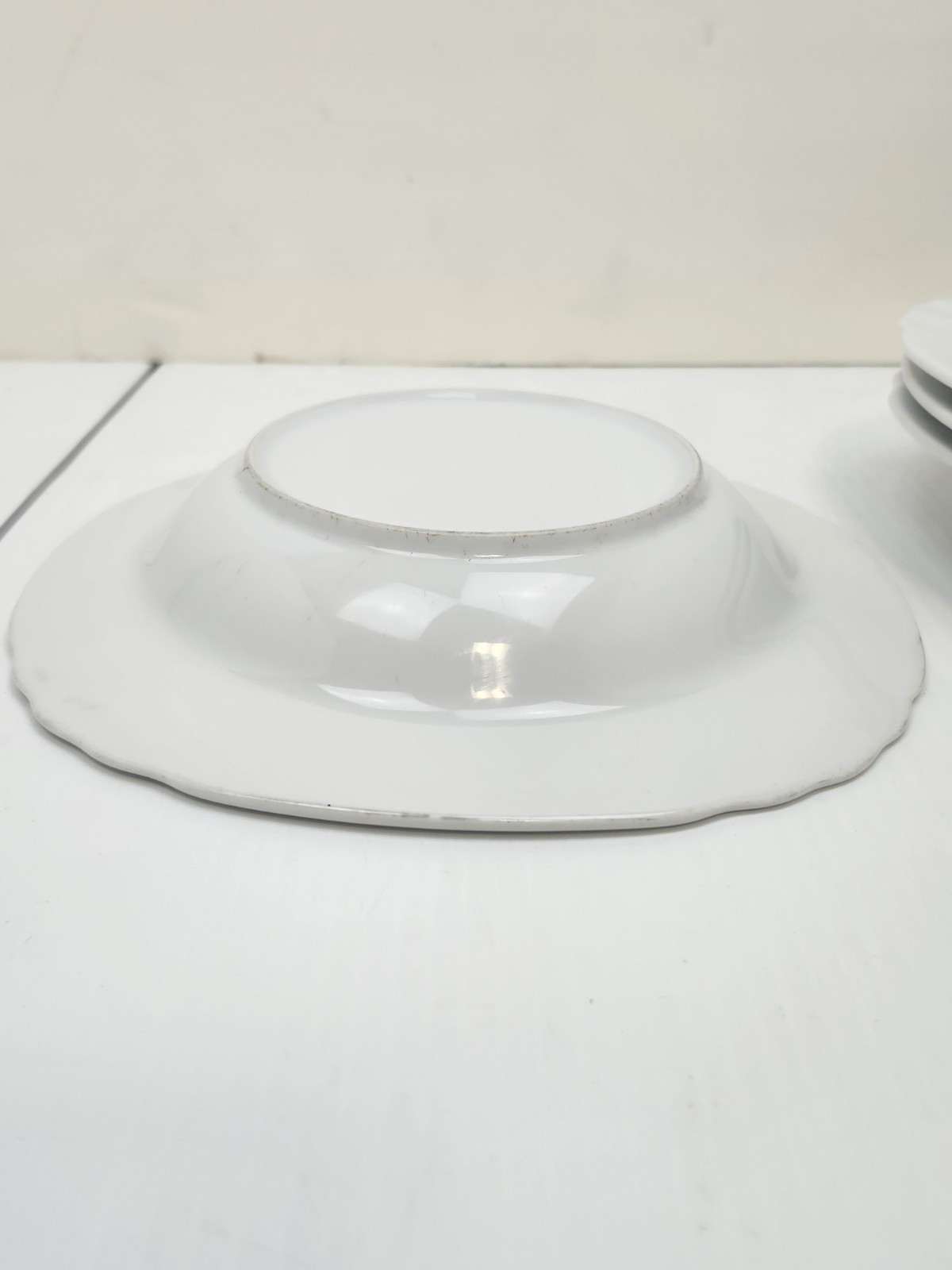 Set of 4 White Scalloped Rim Soup Bowls 8.75″ – Thick Stoneware – Unmarked