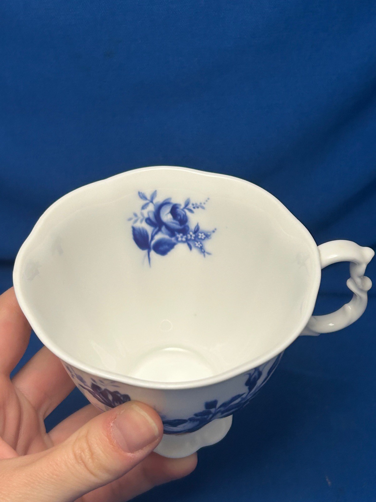 ROYAL ALBERT, CONNOISSEUR- SET OF 4 CUPS & SAUCERS ENGLISH BONE CHINA BLUE WHITE