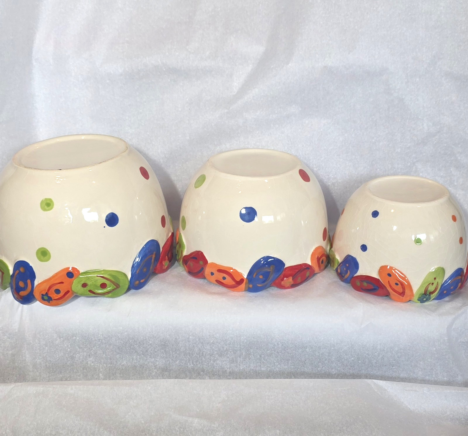 Fun Set of 3 Hawaiian Flip Flop Dot Designs 6″ 5″ 4″ Nesting Bowls – Excellent
