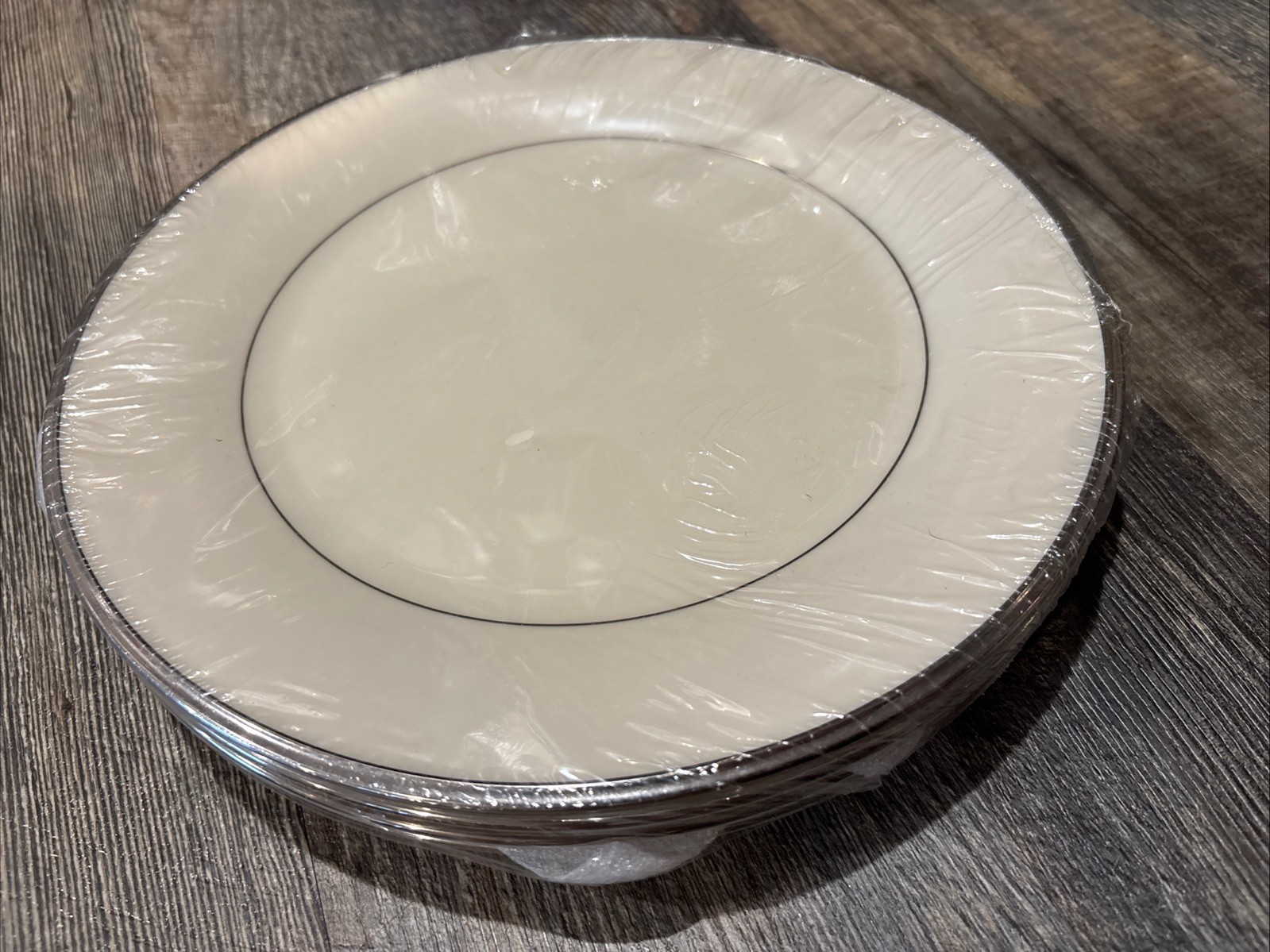 Set of 4 Lenox SOLITAIRE 10-1/2″ Dinner Plates Ivory with Platinum Trim