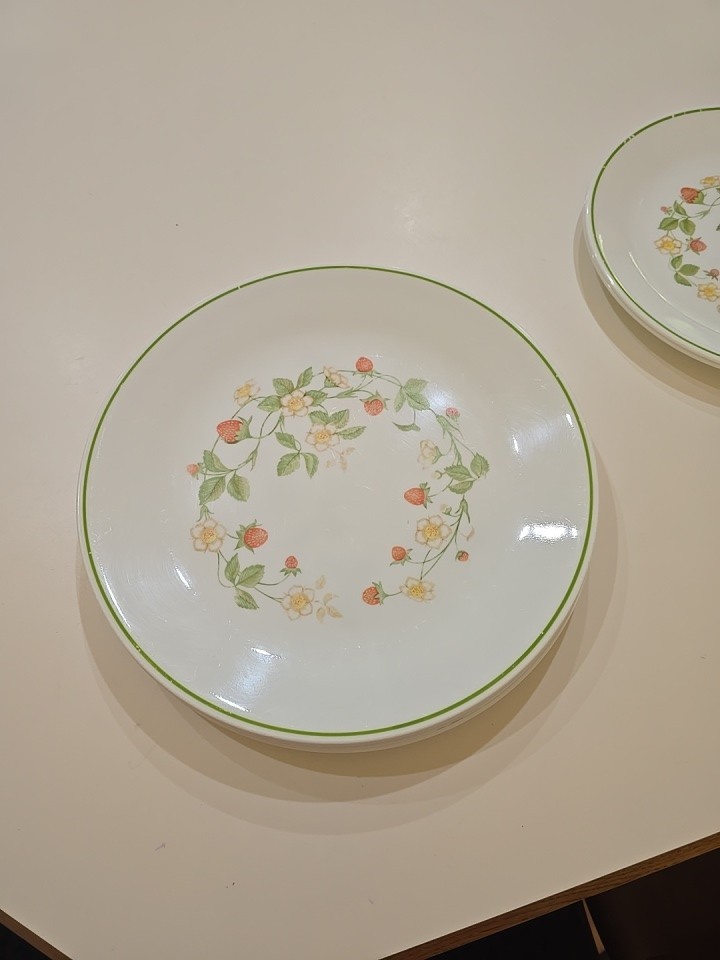 7 Corelle by Corning Strawberry Sunday, 5 10 1/4″ Dinner 2 8 1/4″ Plates VTG