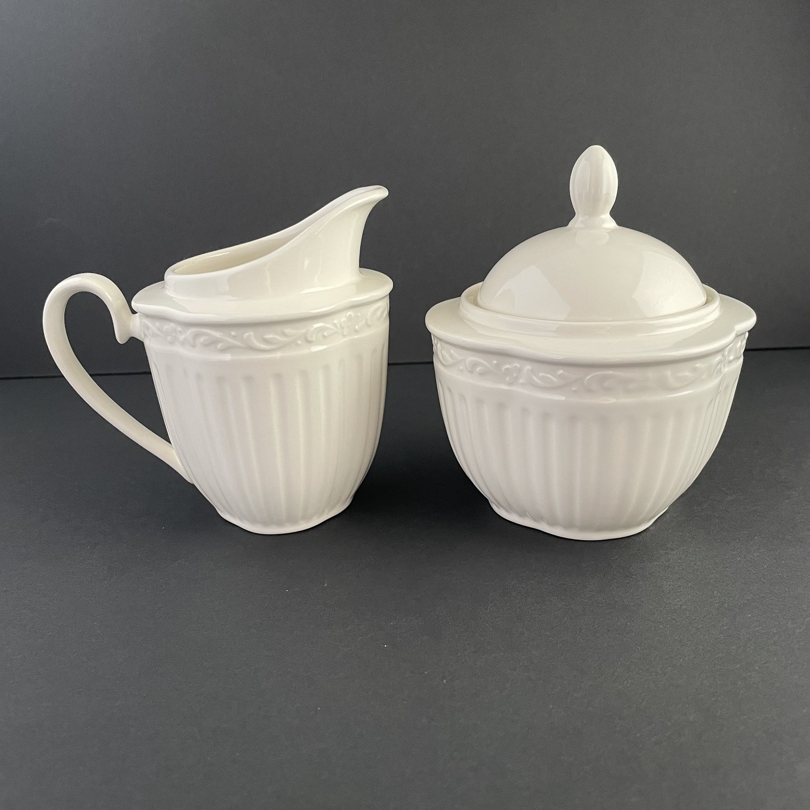 Mikasa Italian Countryside Stoneware Creamer and Sugar Bowl With Lid