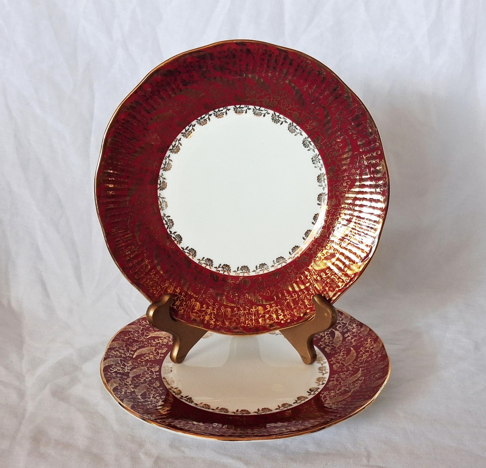 Elizabethan SOVEREIGN RED Luncheon Dinner Plates 9″ Gold Gilt (Set of 2) England