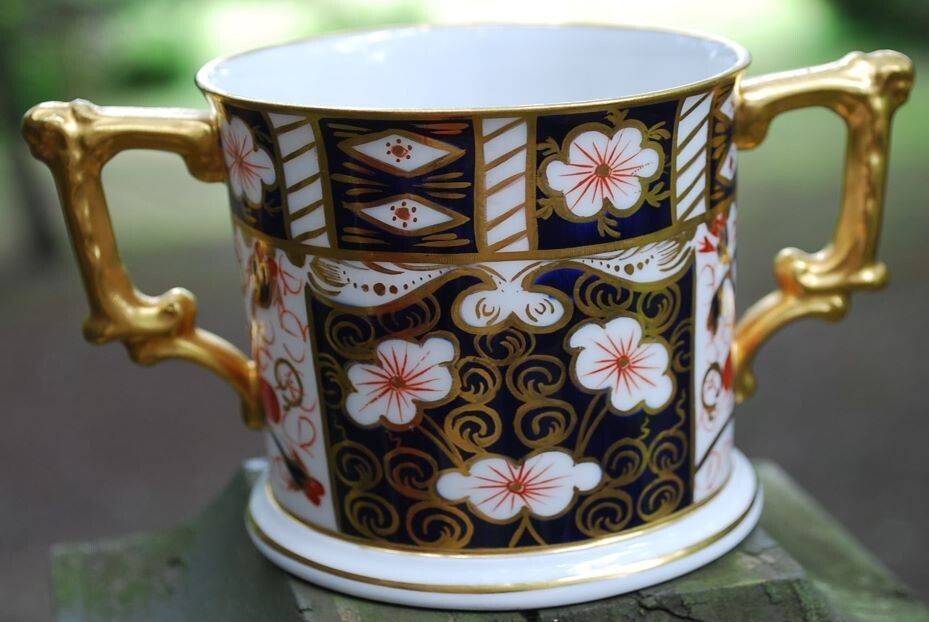 RARE Vintage ROYAL CROWN DERBY 2 Handled Loving Cup TRADITIONAL IMARI Blue Gold