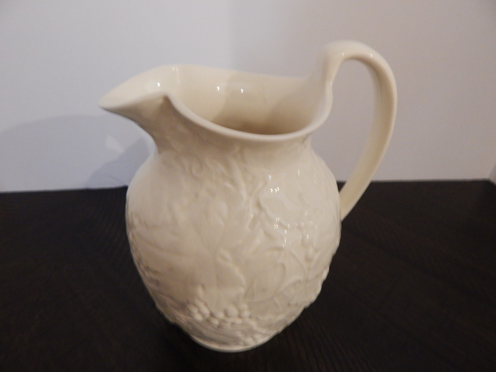 VTG Wedgwood Etruria & Barlaston 6½” Grapevine Ivory White Pitcher England JB2C