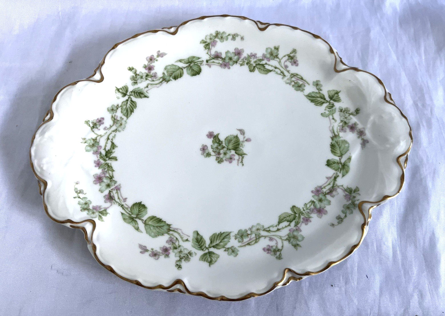 HAVILAND Limoges Charonne 10 5/8″ oval serving platter. Limoges. Floral.