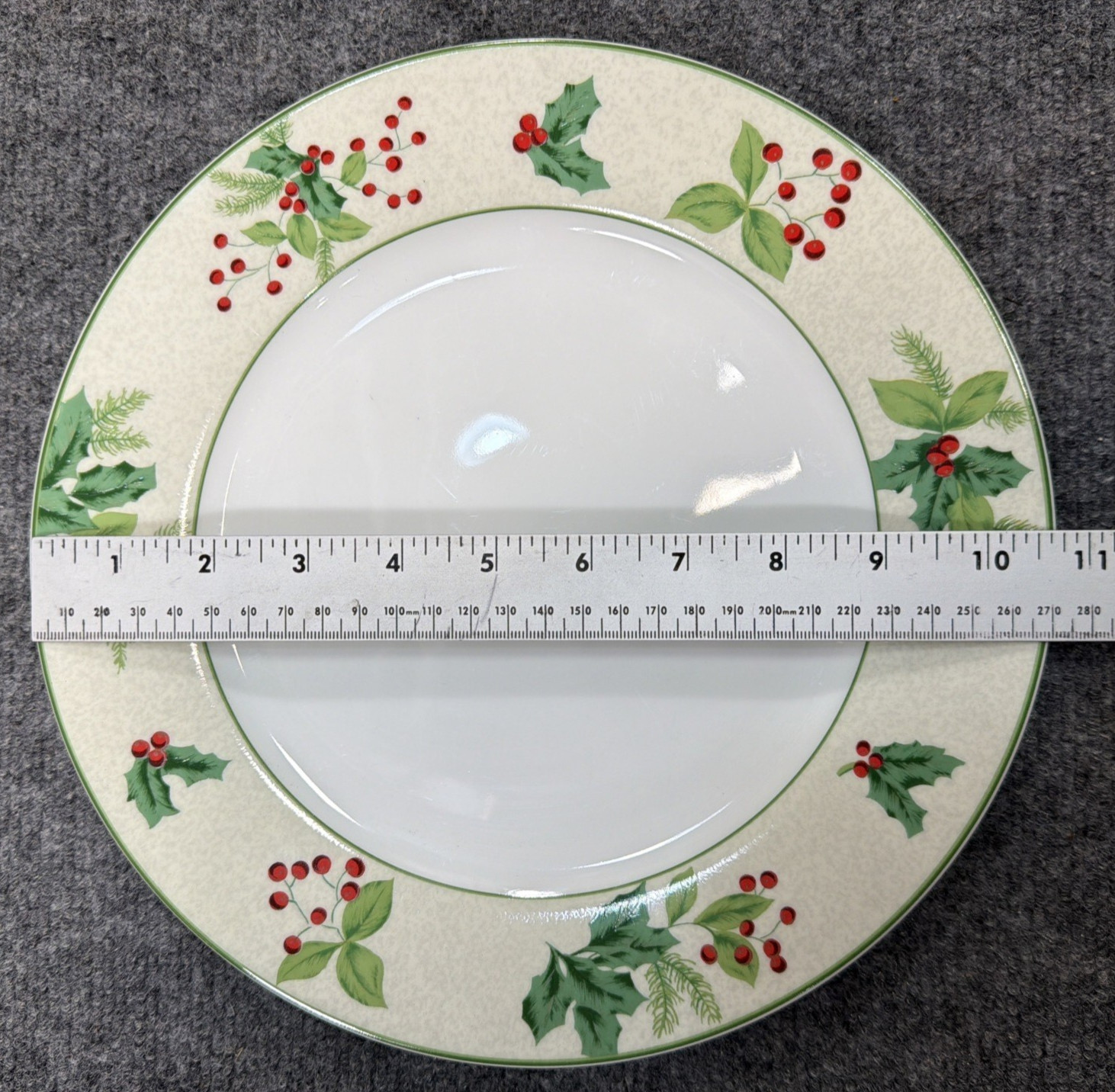 Lillian Vernon Holly & Berries Green LV17 12 pcs Dinner & Salad Plates & Bowls