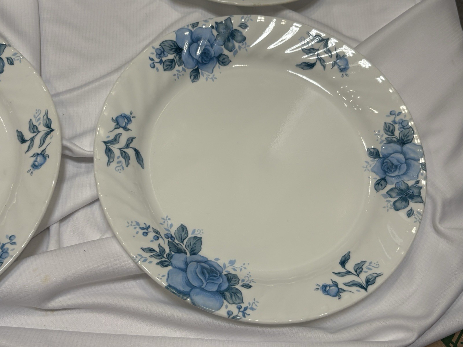 Four (4) Corelle by Corning Blue Velvet Floral 10 1/4” Dinner Plates (Mint)