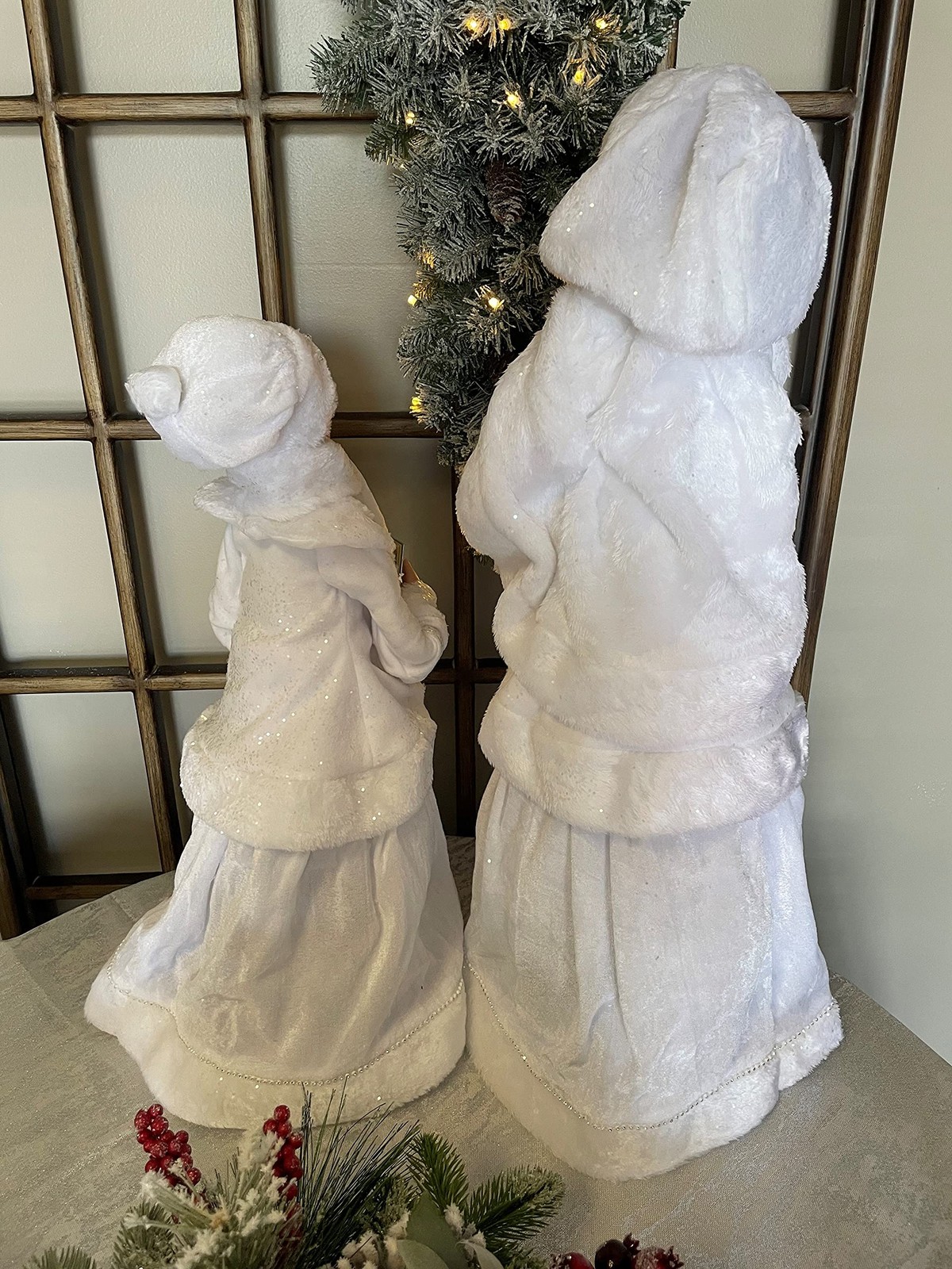 Regency Frost White Carollers Set 4