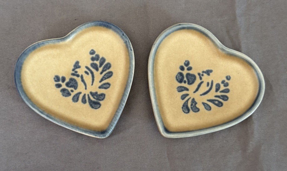 2- Vintage Pfaltzgraff Folk Art 3” Butter Pat Dishes Heart Shaped Blue.