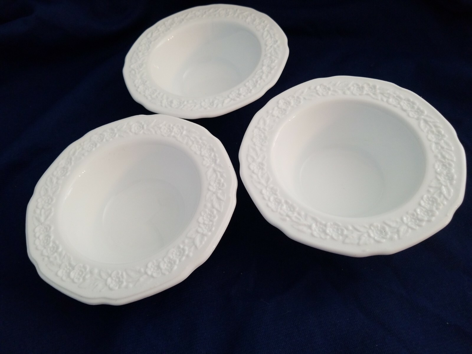 ORANGE BLOSSOM Flower Leaf Band Indiana White Milk Glass 3 Berry Dessert Bowls