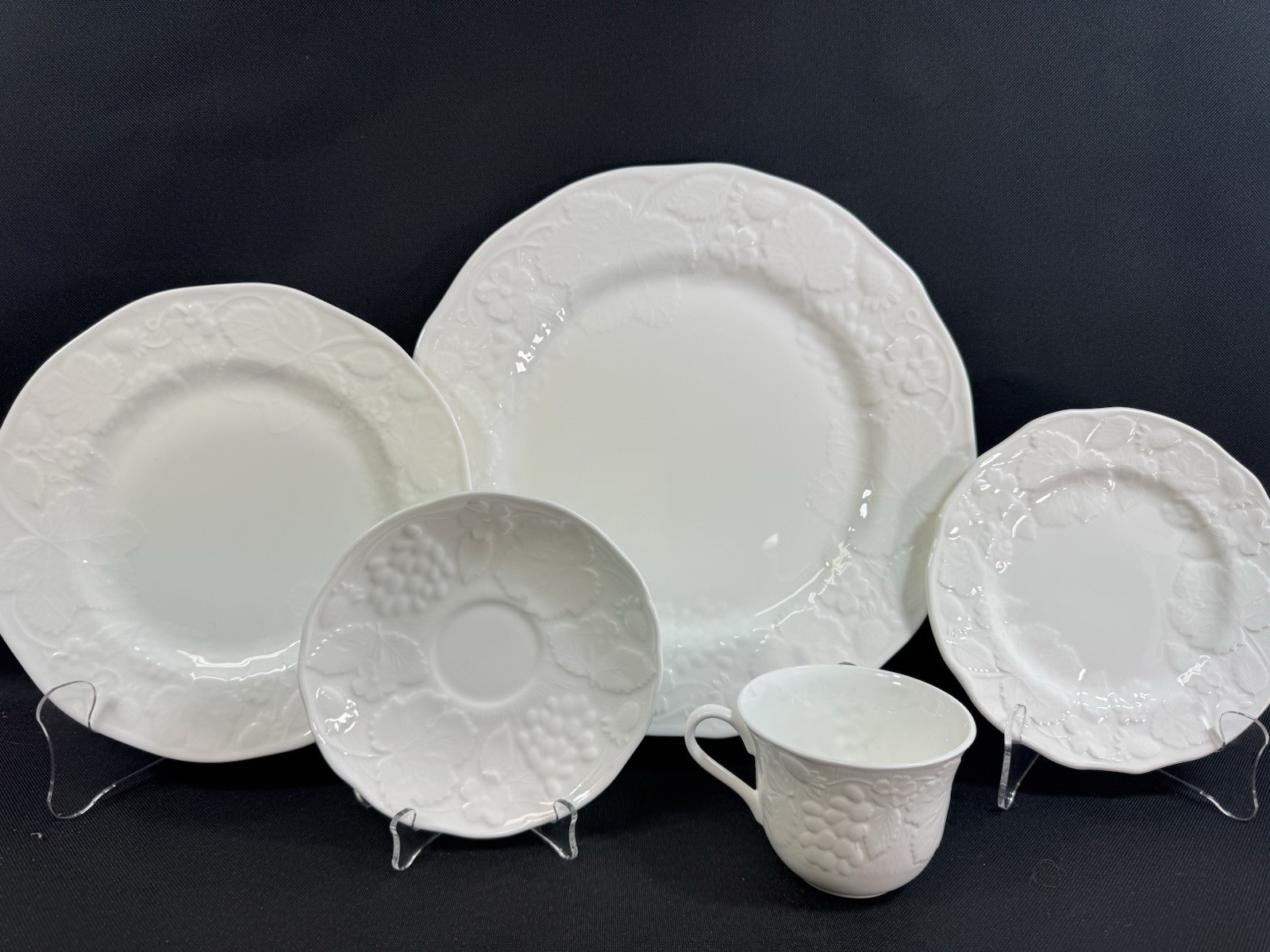 Wedgewood Strawberry/ Vine Bone China~(1)~5 piece place setting~Made In England