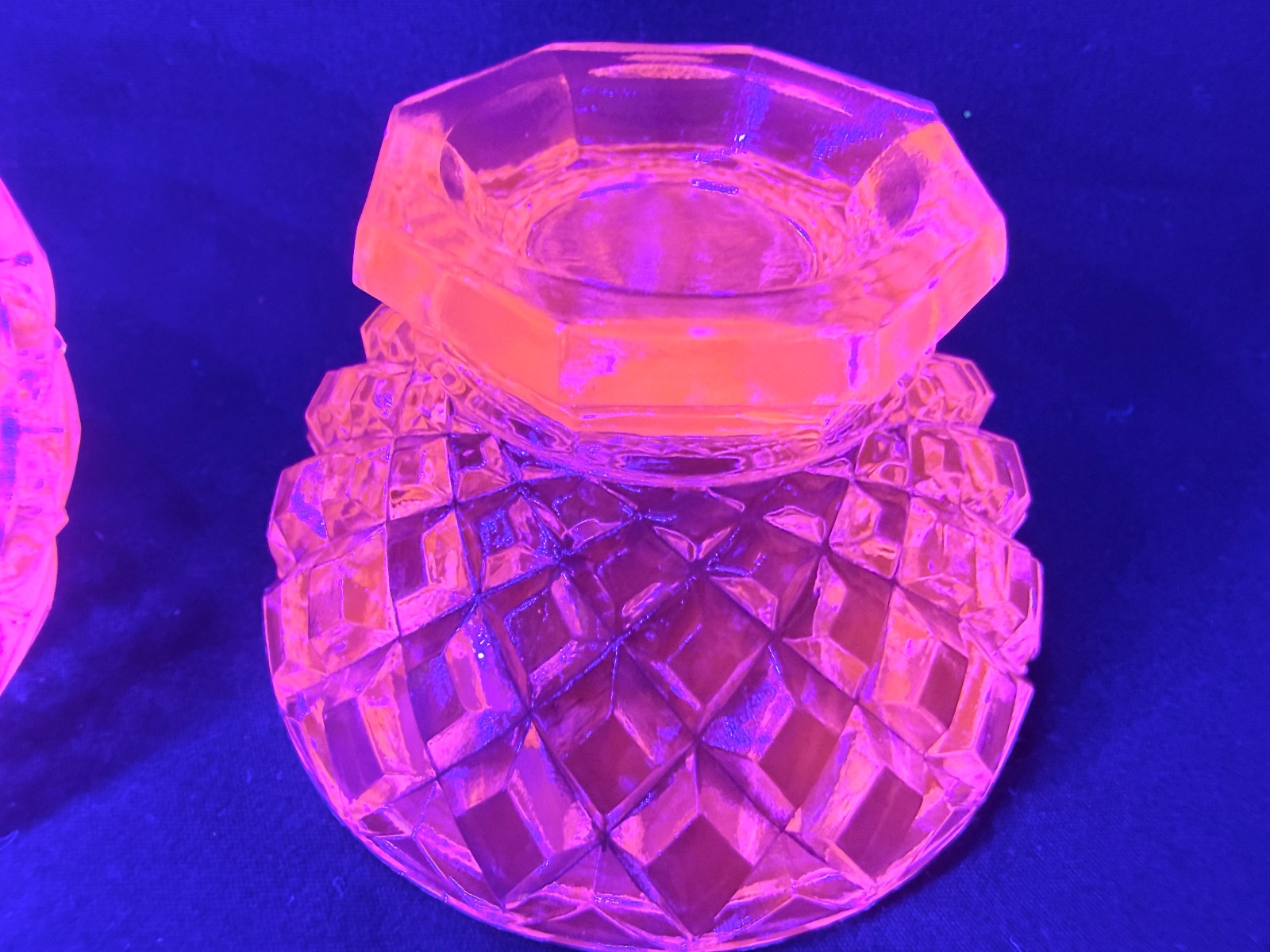 Green Vaseline Uranium glass covered candy dish coffee sugar jar / bowl selenium