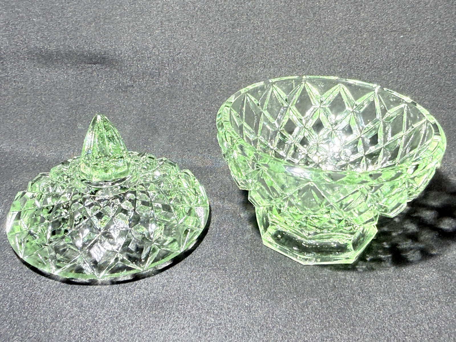 Green Vaseline Uranium glass covered candy dish coffee sugar jar / bowl selenium