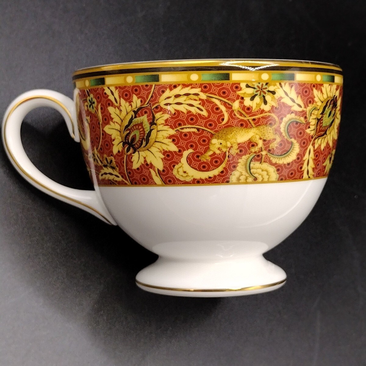 VTG 1997 Wedgewood Persia China 2¾” Leigh Shape Footed Teacup and Saucer England