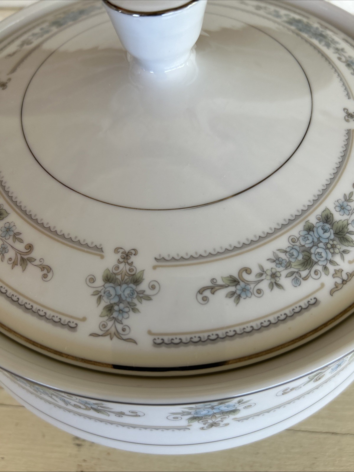 Elington Casserole 2 qt. Covered Wade Fine Porcelain White Blue Platinum Trim !