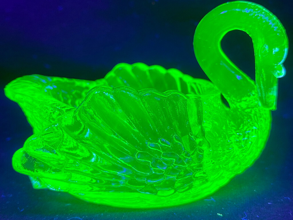 Green Vaseline uranium glass Swan / Easter eggs salt cellar dip duck dish yellow