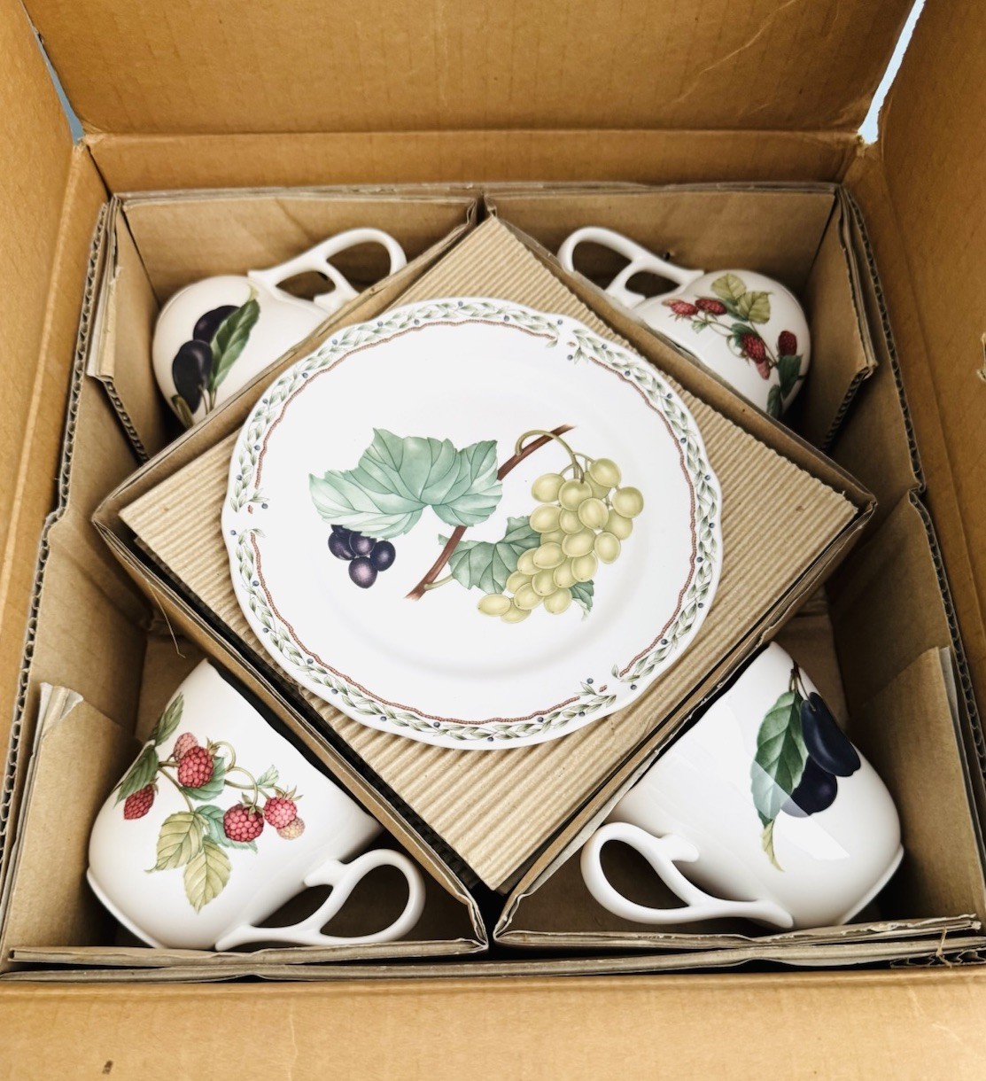 NEW Noritake Royal Orchard 20 PIECE SET 4 X 5 Piece Place Settings NEW IN BOX