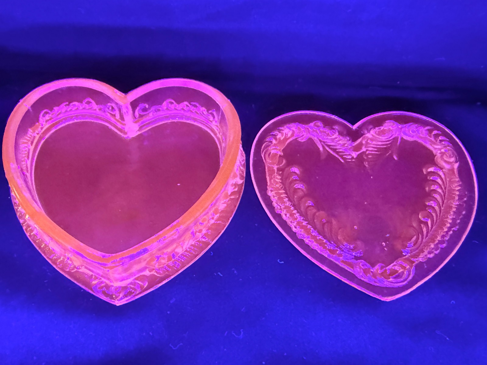 Green Vaseline Uranium art glass Heart Powder makeup box candy dish jewelry glow