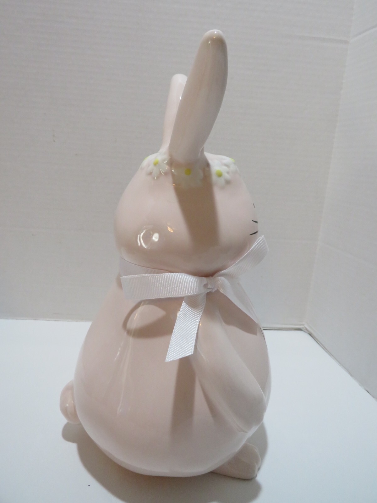RAE DUNN “HAPPY SPRING”PINK EASTER BUNNY W/CROWN OF DAISIES & RIBBON NEW 12”