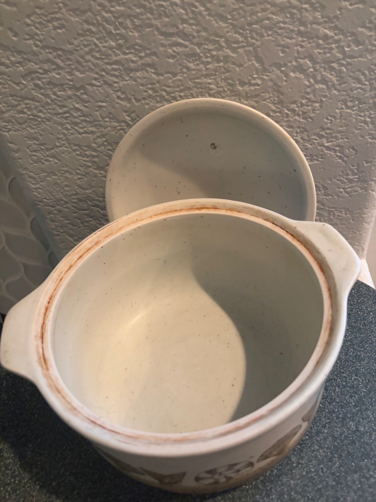 Otagiri Shell Stoneware Handled Crock Casserole With Lidded Knob