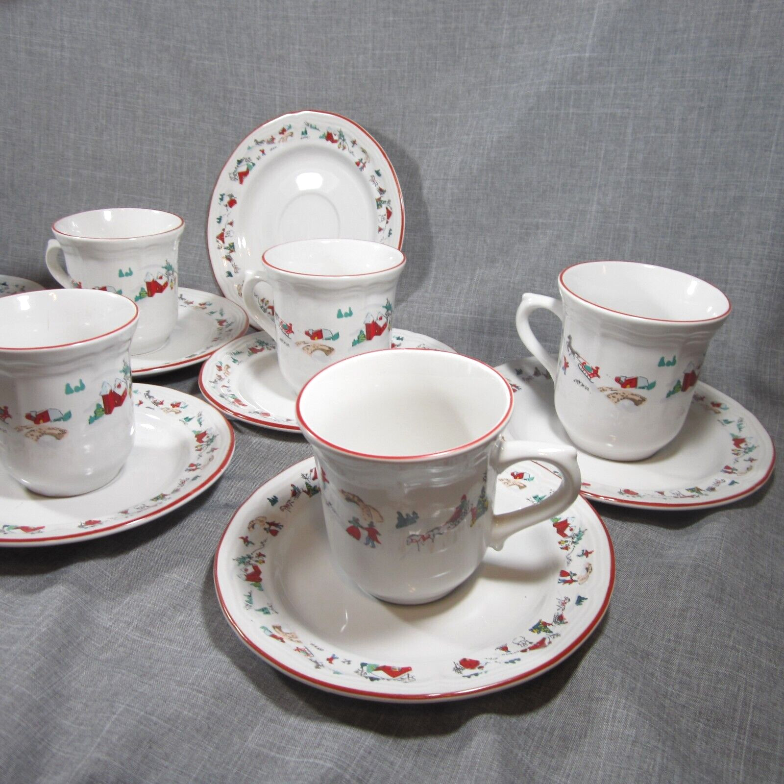 Farberware White Christmas #391 Set of 15 pieces; 7 Cups and 8 Saucers – EUC