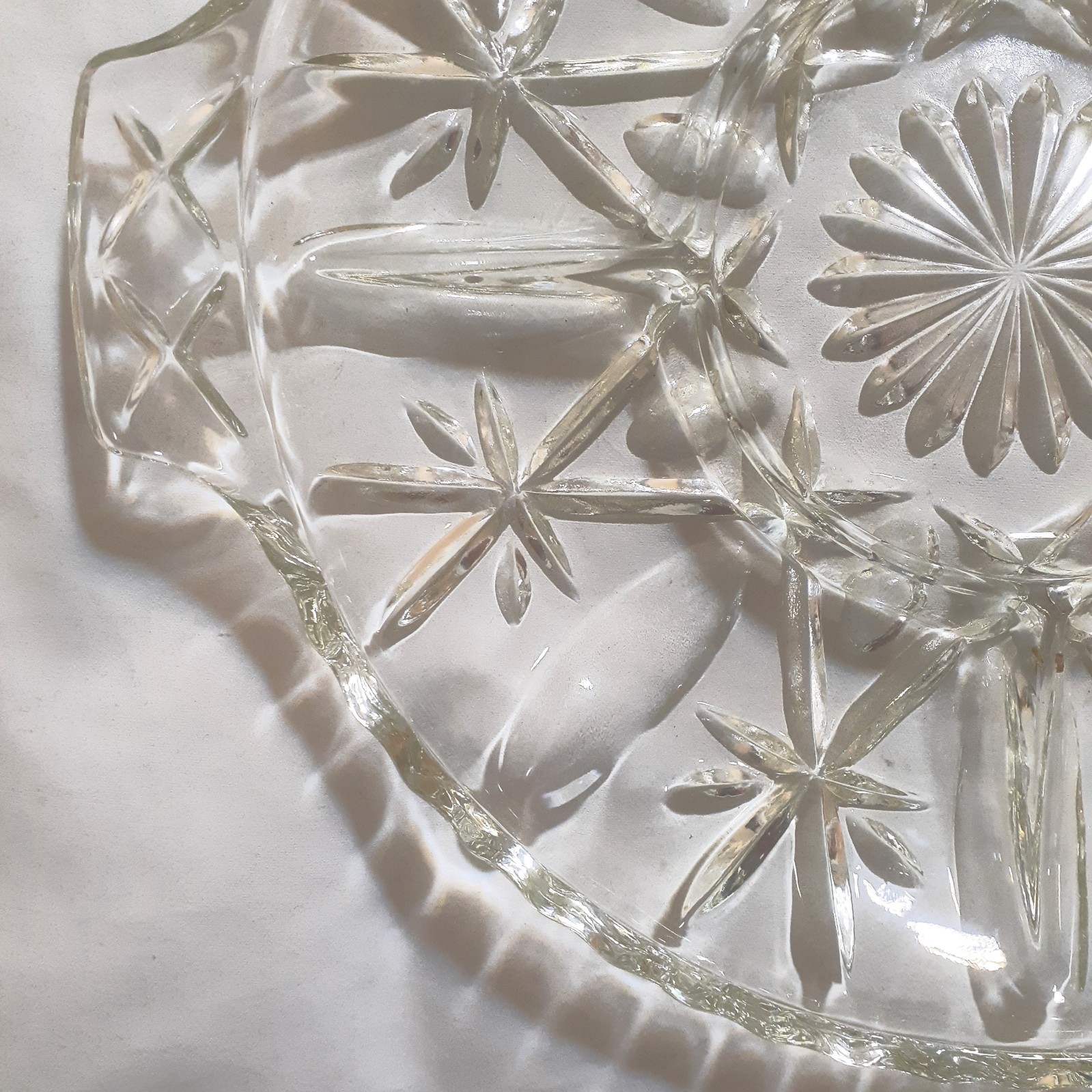 Anchor Hocking Divided Glass Relish Tray Early American Prescut 9.3″ Dia VTG