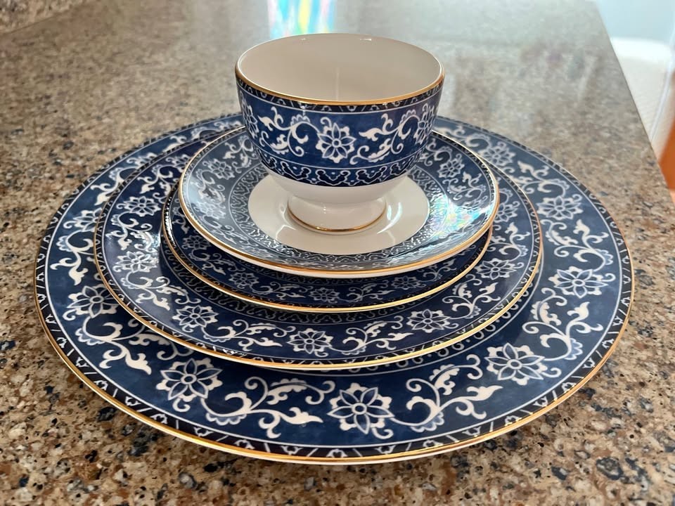 Wedgewood Bokhara Bone China, 5-piece Place Settings, Excellent Condition