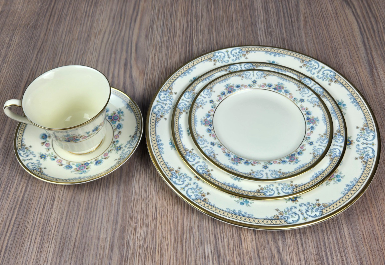 Avonlea by Minton 5 piece place setting dinner salad dessert plate cup saucer