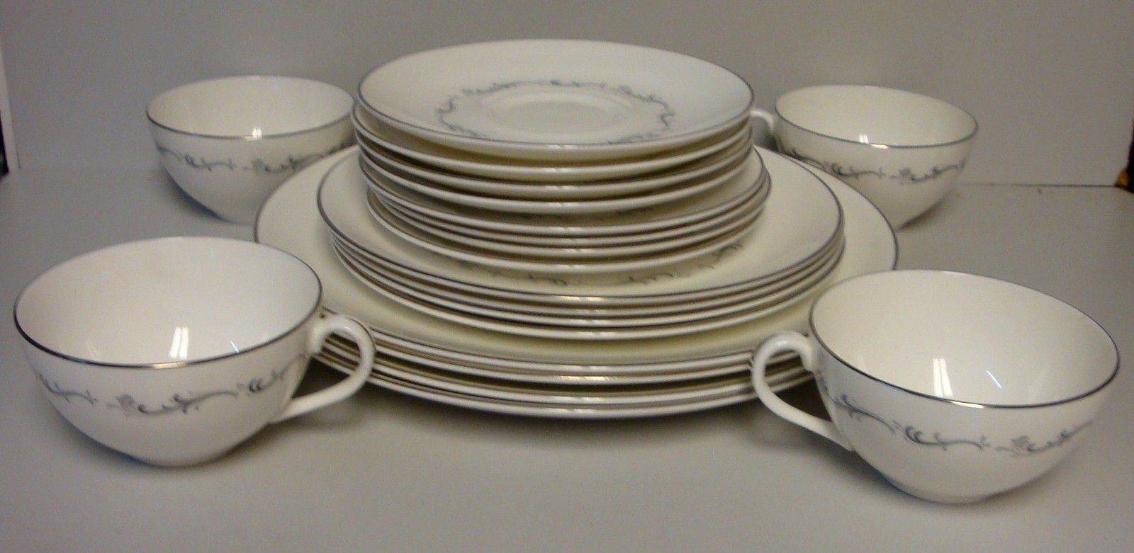 Royal Doulton CORONET 20 Piece Set FOUR PLACE SETTINGS More Items Here