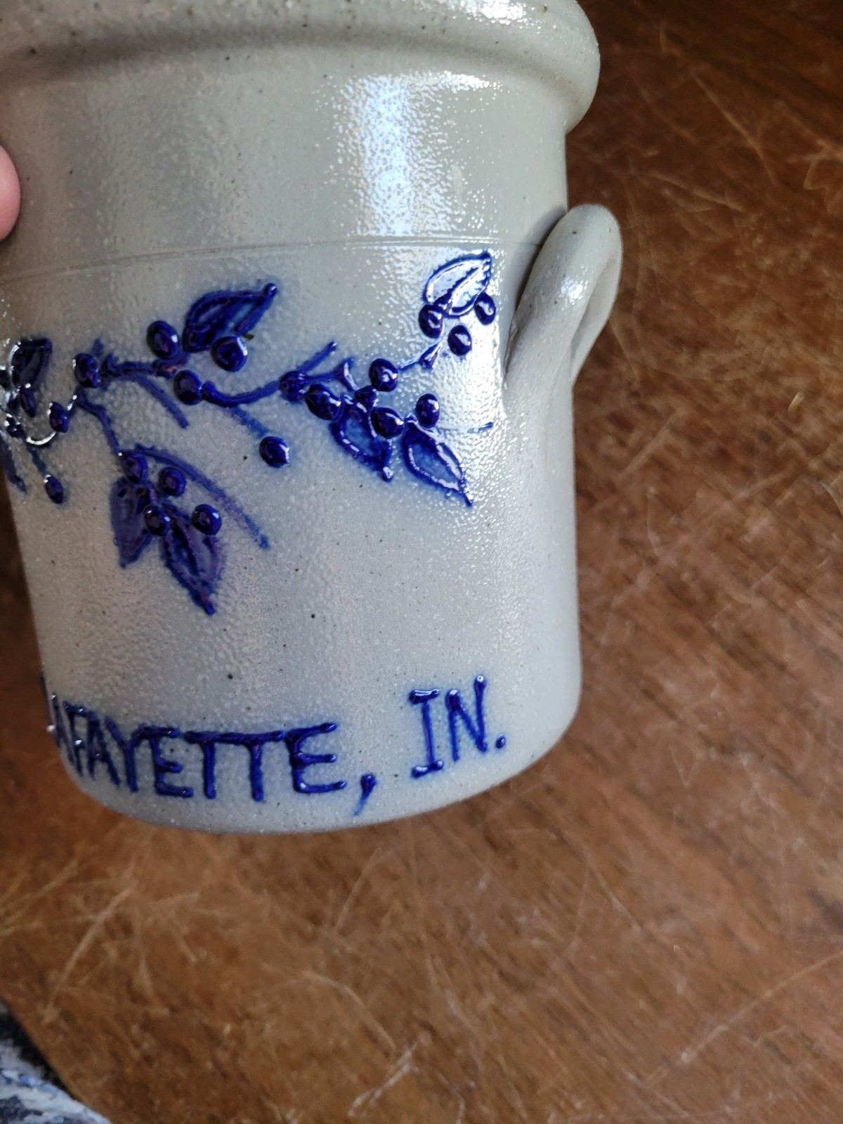 Salmon Falls Stoneware Pottery Crock Blueberry Vines 1991 5.25″
