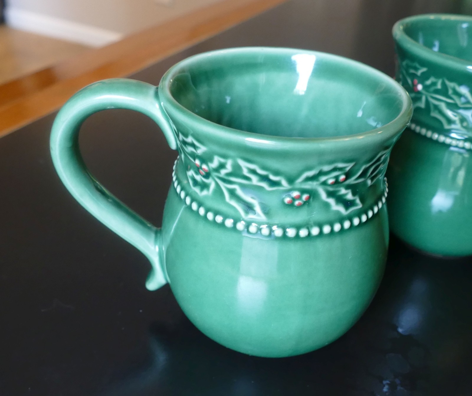 Hampton Forge Home Christmas Berries set of 4 Mugs 4 1/4″ Holly