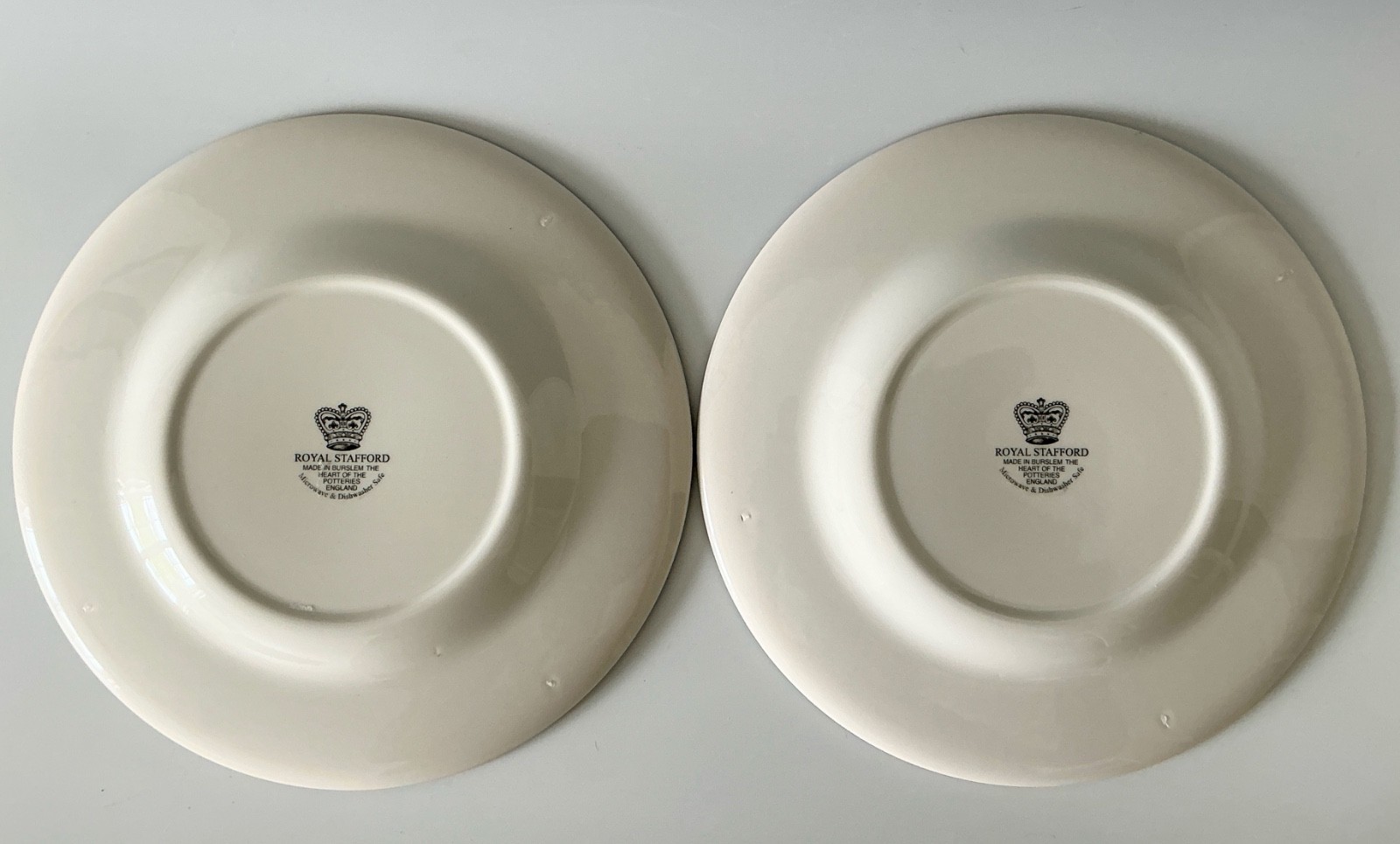 2 Royal Stafford Christmas Home Front Door Wreath 8 1/2″ Salad/Dessert Plates EX