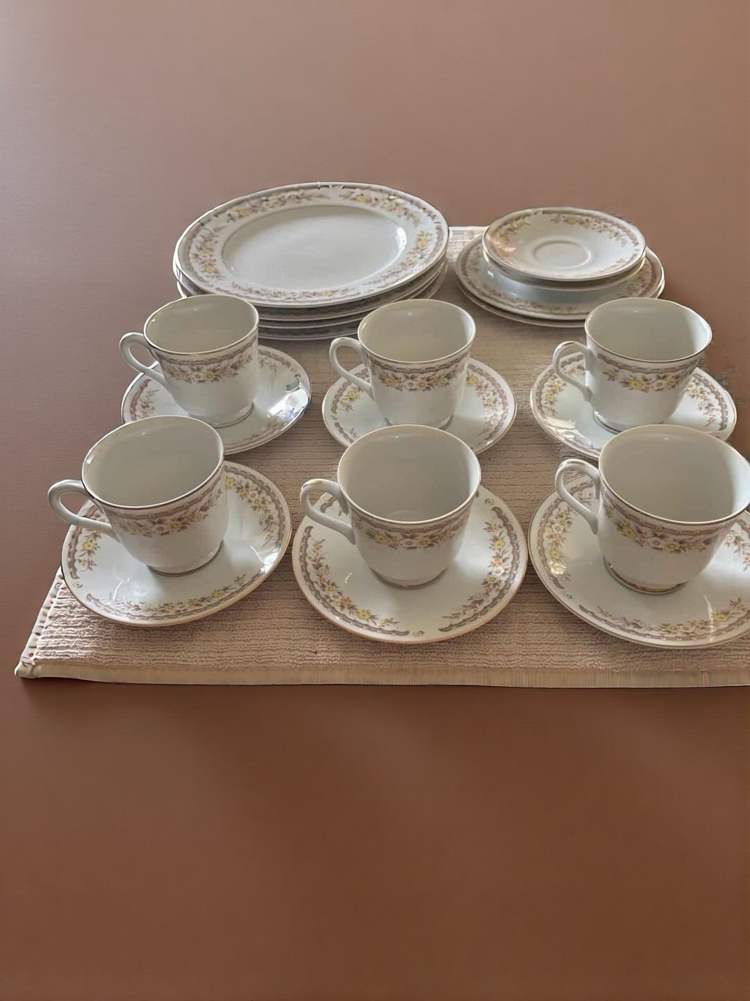 Porcelain Floral Twelve-Piece Dinner Set Cups Saucers Plates Bowls White Gold