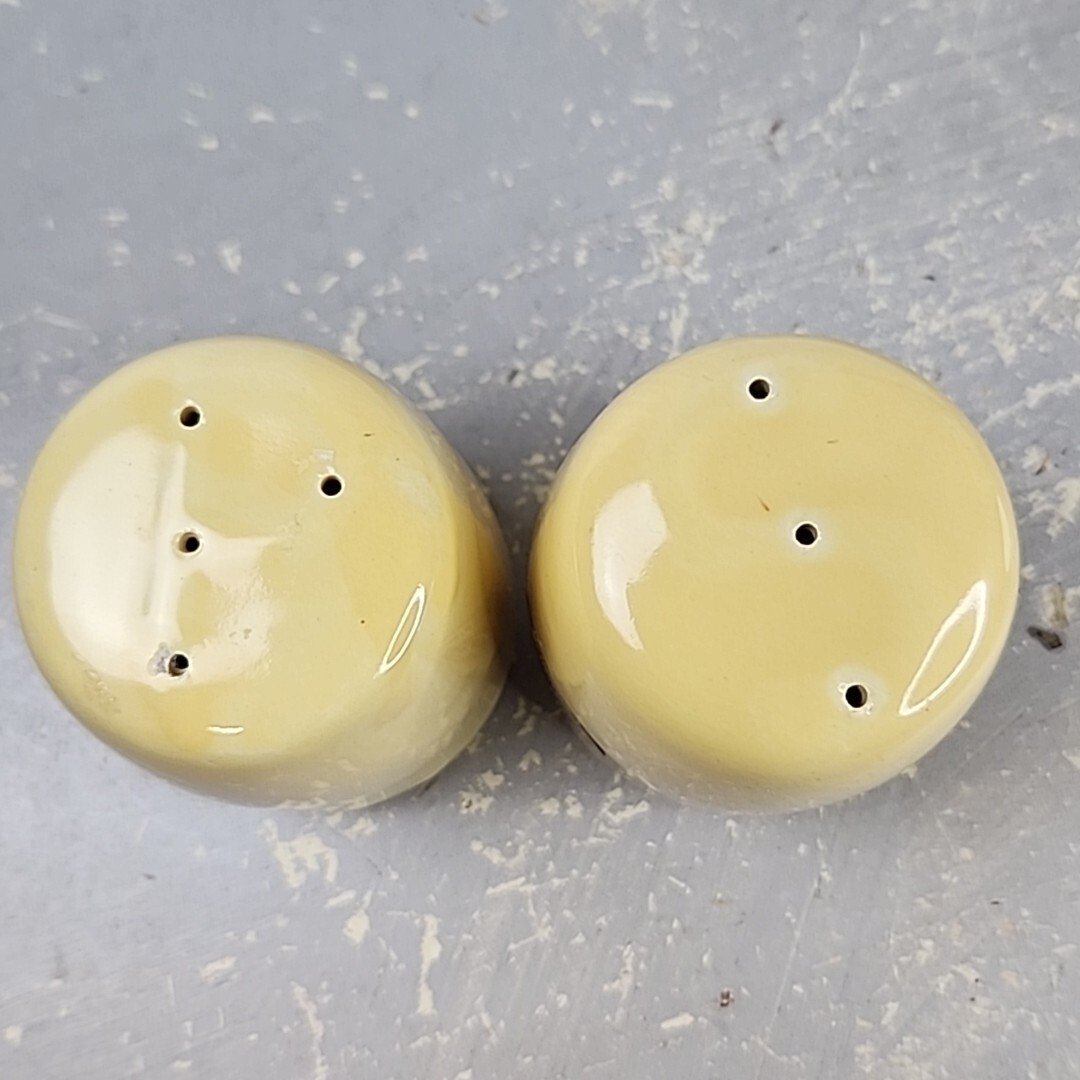 La Solana Yellow Salt & Pepper Shaker Set, 3 3/4″ New Stoppers Adobe “Catalina