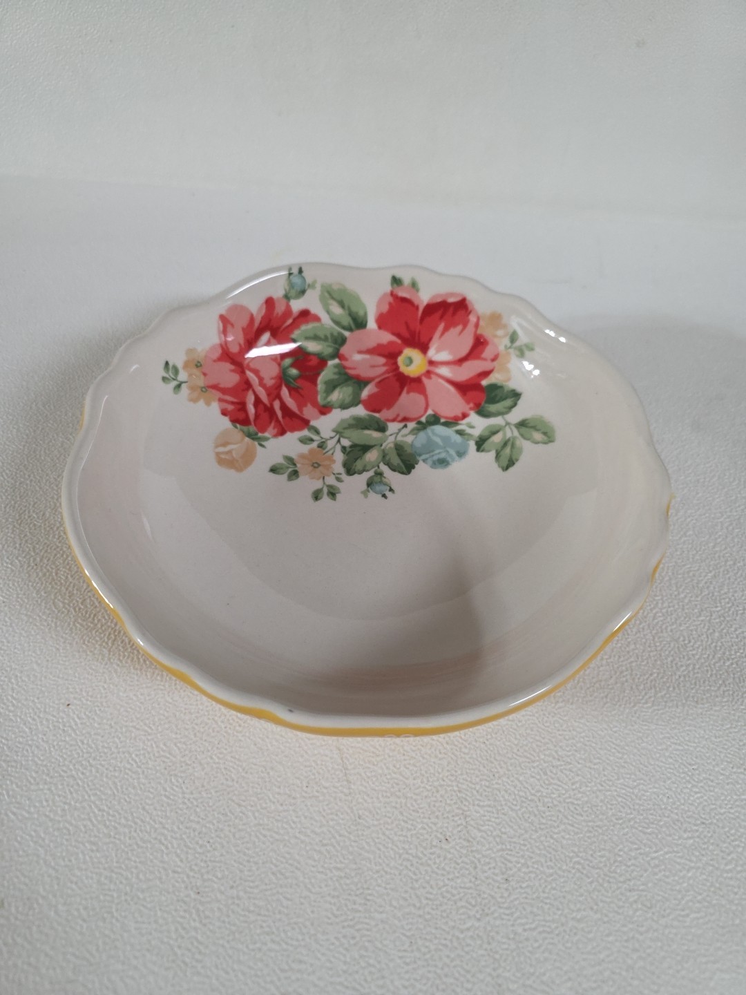 Pioneer Woman Soup Pasta Bowl Yellow& White with Red Blue Yellow Flowers 7.25″