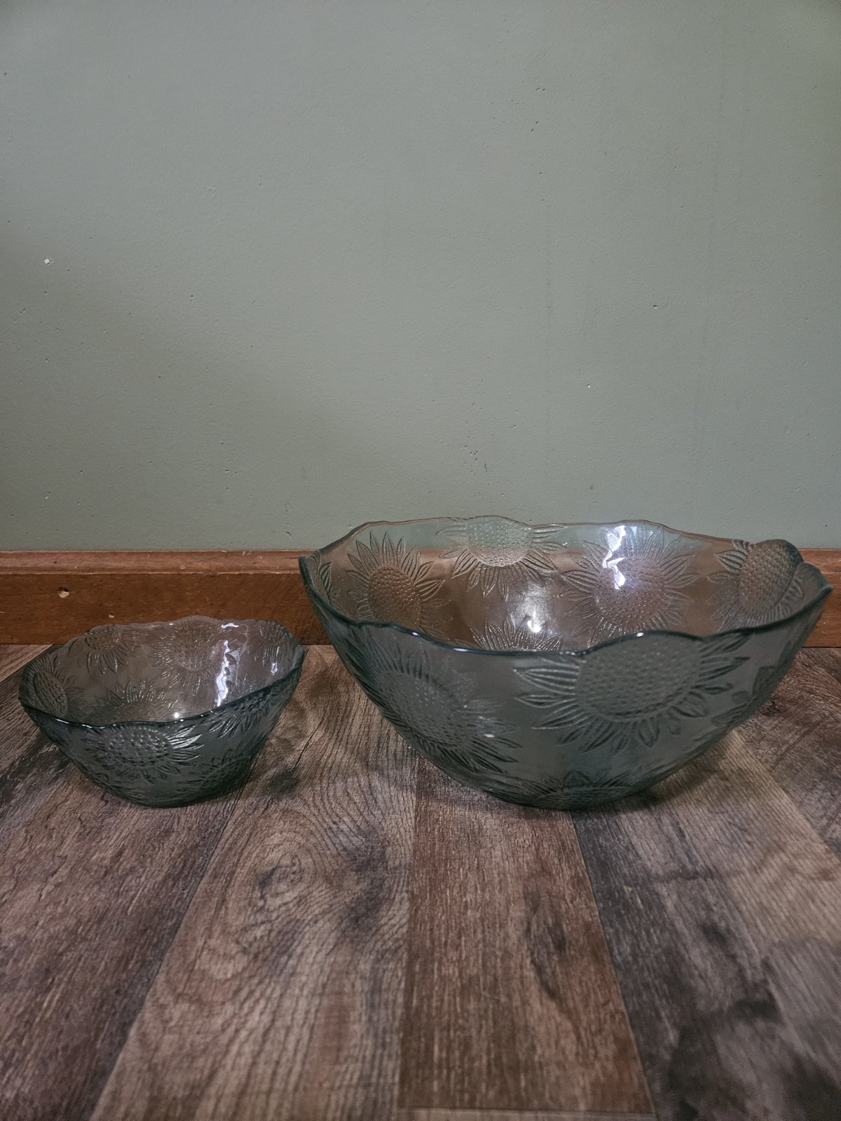 VINTAGE CHIP & DIP BOWL SET Green GLASS Wavy EDGE Flower Bowls No Chips/Cracks