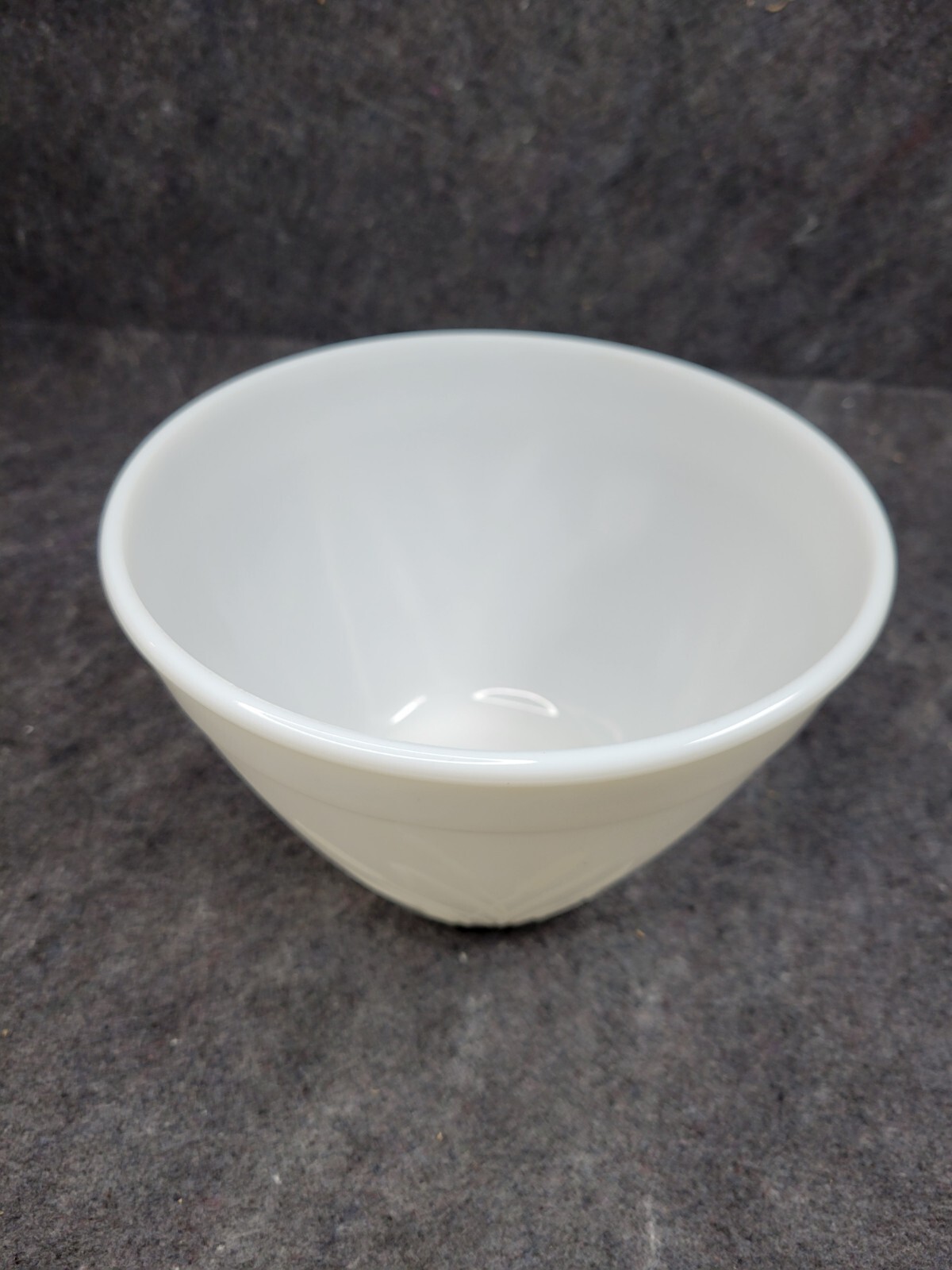 Vintage Milk Glass Raised Cattail Pattern Mixing/serving Bowl 7.5″ W×5″H