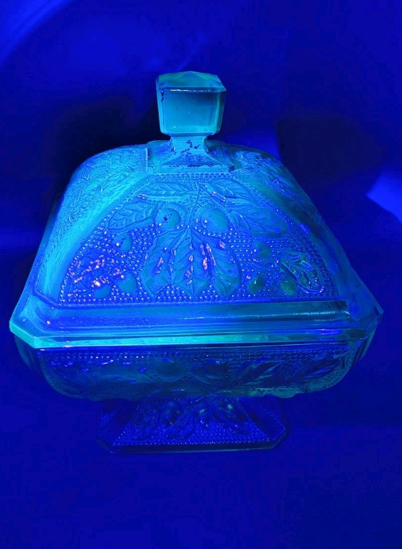 JEANETTE GLASS Green Oak and Acorn Pattern Lidded Vntg W/Uranium Or Maganese